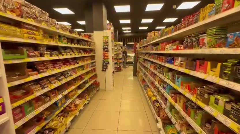 Çikolata, bisküvi ve şekerleme dolu atıştırmalık reyonu