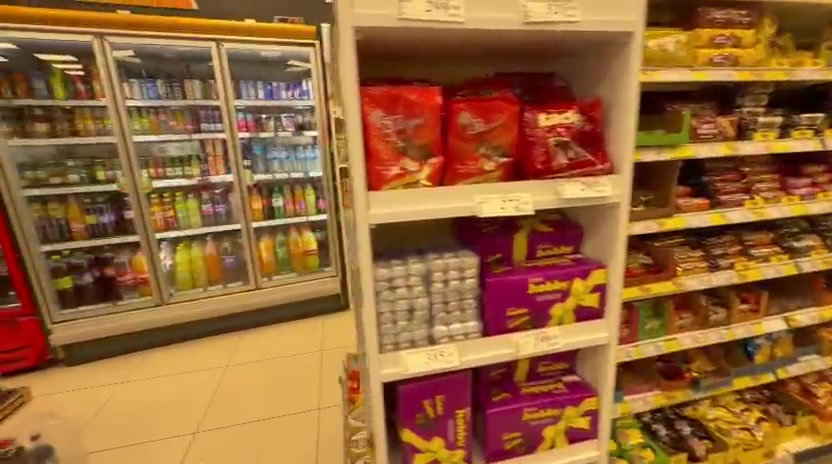 Soğutucu dolaplarda meşrubat ve içecek şişeleri