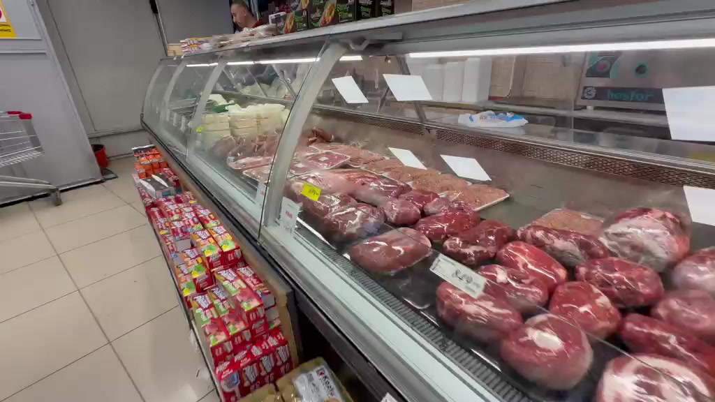Kırmızı et, tavuk ve sucuk dolu şarküteri ve kasap tezgâhı
