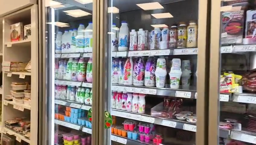 Soğutucu dolapta süt, ayran ve kefir şişeleri